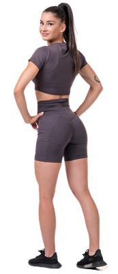 Nebbia Sporty Hero crop top s krátkým rukávem 584 marron