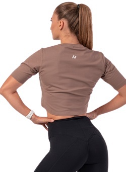 Nebbia Minimalist Logo Nebbia Crop Top 600 hnědý