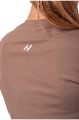 Nebbia Minimalist Logo Nebbia Crop Top 600 hnědý