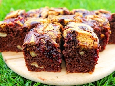 Fazolové brownie s ovocem a arašídovým máslem Fazolové brownie s ovocem a arašídovým máslem