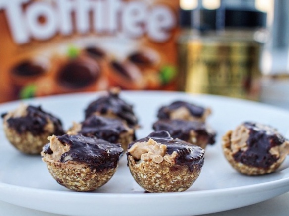 Zdravé fit Toffifee košíčky z datlí s oříškovým máslem Zdravé fit Toffifee košíčky z datlí s oříškovým máslem