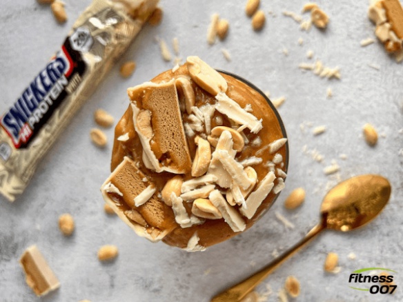 Proteinový White Snickers dezert