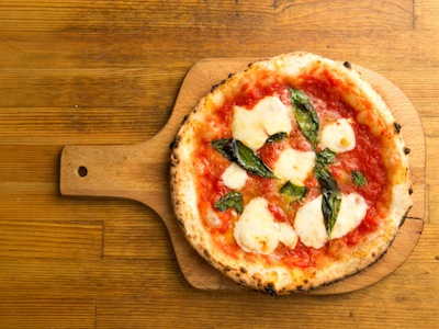 Recept: Jednoduchá pizza plná bílkovin se smetanovým základem.